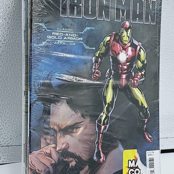 Tony Stark Iron Man #1 Red and Gold Armor Model 04 Variant + Marvel Comic Bundle - Picture 3 of 4